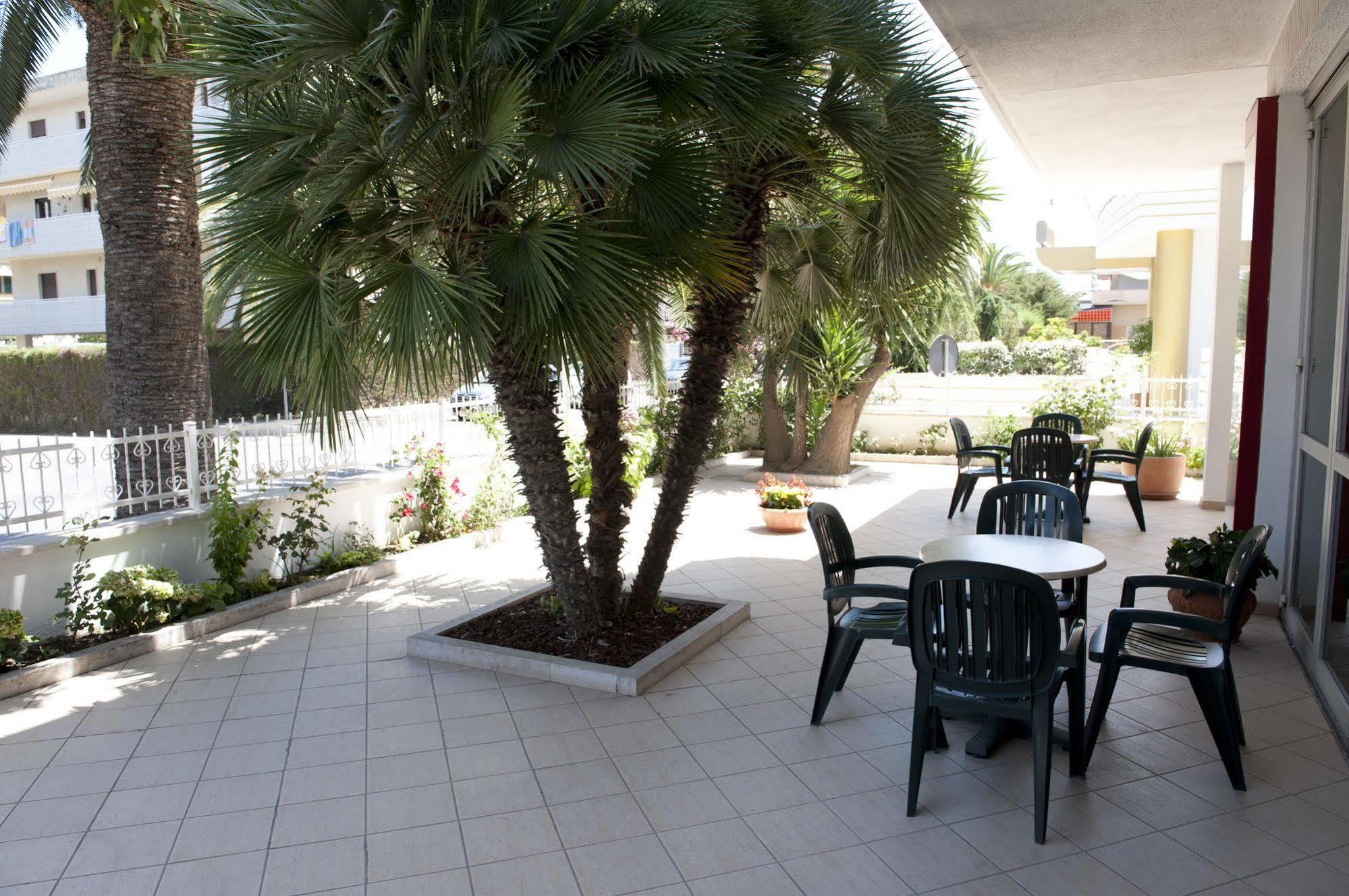 Caravel Hotel